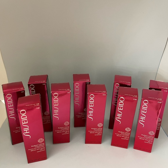 Shiseido Radiant Lifting Foundation - choose your shade! - Picture 2 of 9